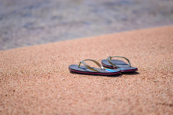 Paar van Flip Flops op kustlijn van Sandy Beach — Stockfoto