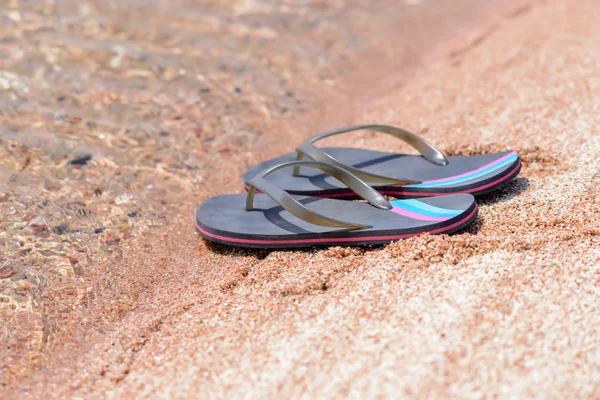 Pair of Flip Flops on Sandy Beach Shore — Stockfoto