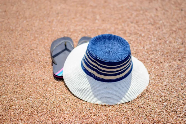 Chapéu de sol na moda e tangas de praia na areia — Fotografia de Stock