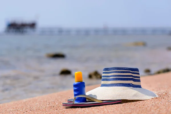 Mapa, stringi i krem do opalania na plaży — Zdjęcie stockowe