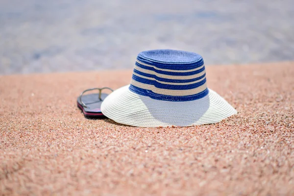 Modny schowanko i plaża stringi na piasku — Zdjęcie stockowe