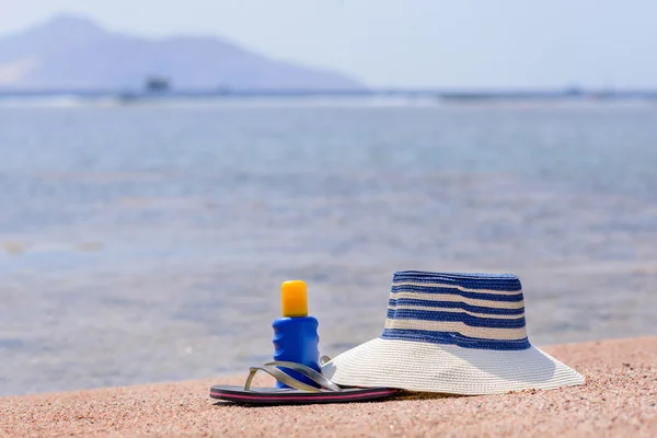 Sunhat, 끈 팬티와 해변에 — 스톡 사진