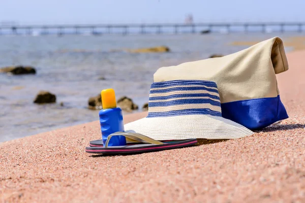 Stranden redskap på sanden med utsikt över havet — Stockfoto