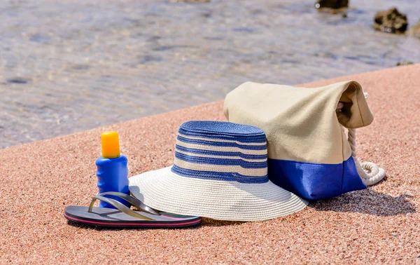 Equipamento de praia na areia com vista para o mar — Fotografia de Stock