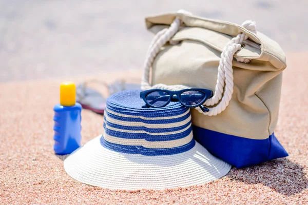 Equipamento de praia na areia com vista para o mar — Fotografia de Stock