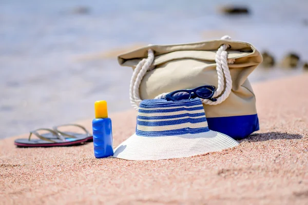 Strandausrüstung im Sand mit Blick auf das Meer — Stockfoto