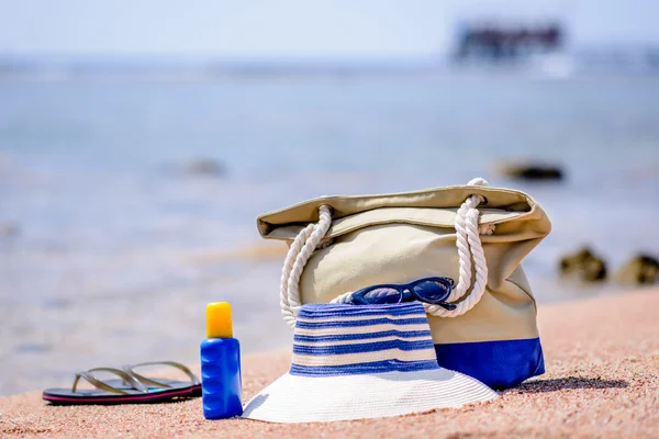 Sprzętu plażowego na piasku z widokiem na morze — Zdjęcie stockowe