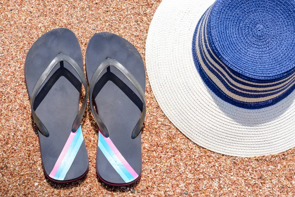 Slip slops and sunhat on a tropical beach — 스톡 사진