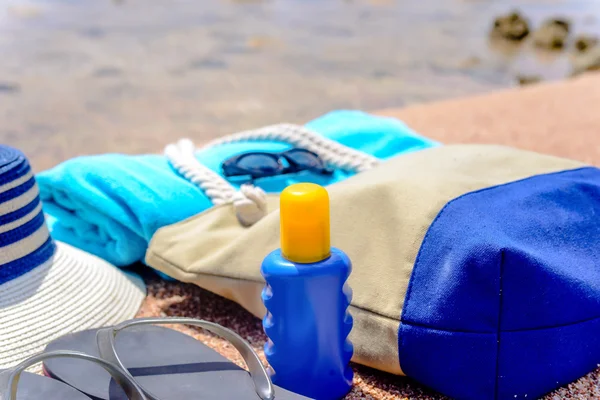 Equipamento de praia em uma praia tropical arenosa — Fotografia de Stock