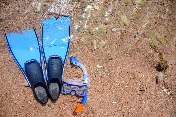 Skin diving gear lying on a beach — Stock Photo, Image