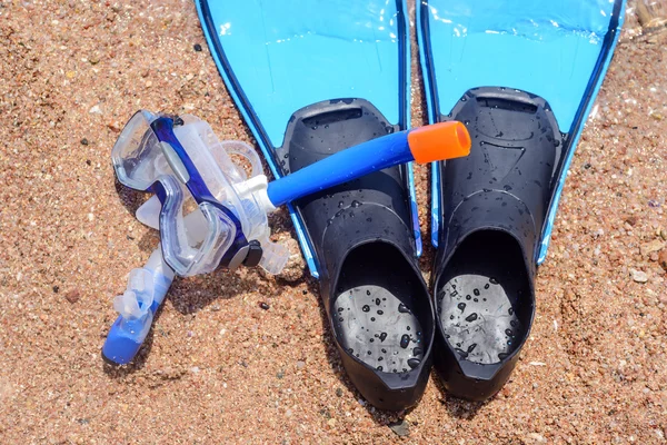 Снаряжение для подводного плавания лежит готовым на пляже — стоковое фото