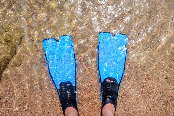 Persoon draagt flippers invoeren van de zee — Stockfoto