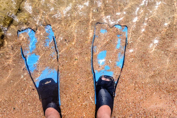 Persoon draagt flippers invoeren van de zee — Stockfoto