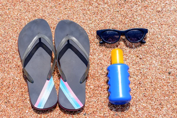 해변에 slops 선크림과 선글라스를 슬립 — 스톡 사진