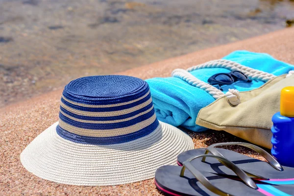 Acessórios de praia variados na areia — Fotografia de Stock