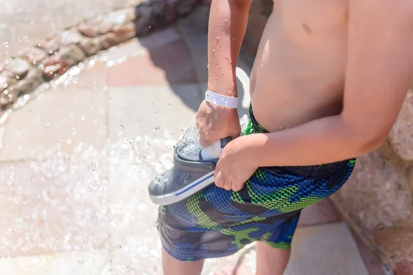 Little boy hosing off his shoes and feet — Stock Photo, Image