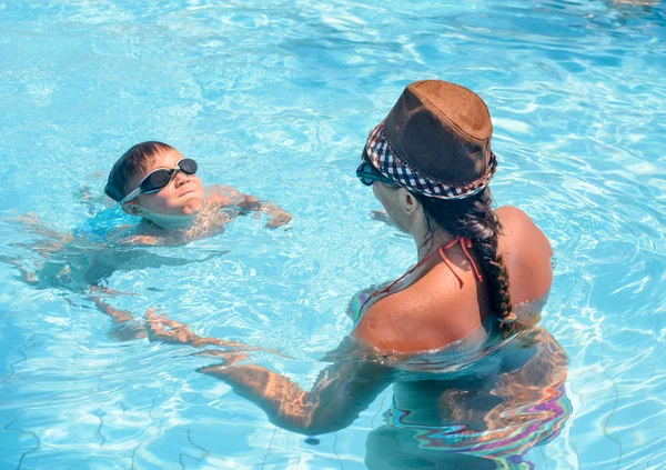 Jonge jongen leren om te zwemmen met zijn moeder — Stockfoto