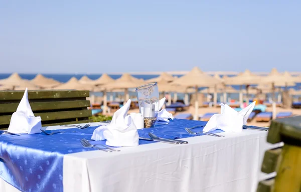 Zona de comedor al aire libre en un complejo tropical — Foto de Stock