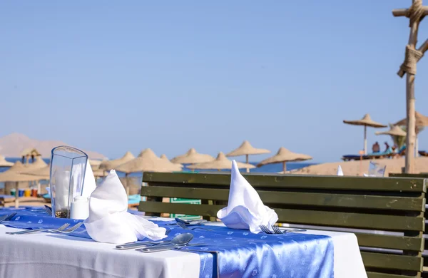 Zona de comedor al aire libre en un complejo tropical — Foto de Stock