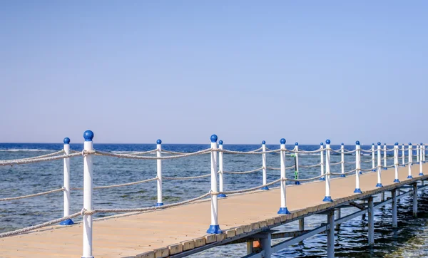 Holzsteg in einem tropischen Resort — Stockfoto