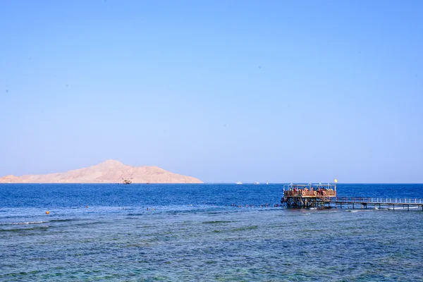 Tropical bay with a wooden jetty or pier — Stock Photo, Image