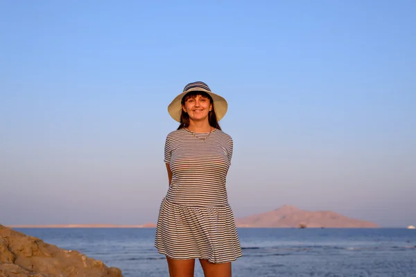 Женщина стоит на тропическом пляже — стоковое фото