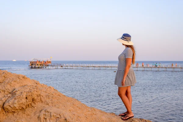 Жінка стоїть на тропічному пляжі — стокове фото