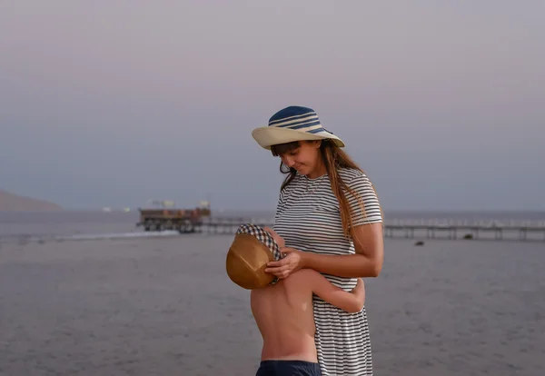 Madre e il suo giovane figlio godono di un momento tenero — Foto Stock