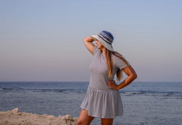 Frau steht an einem tropischen Strand — Stockfoto