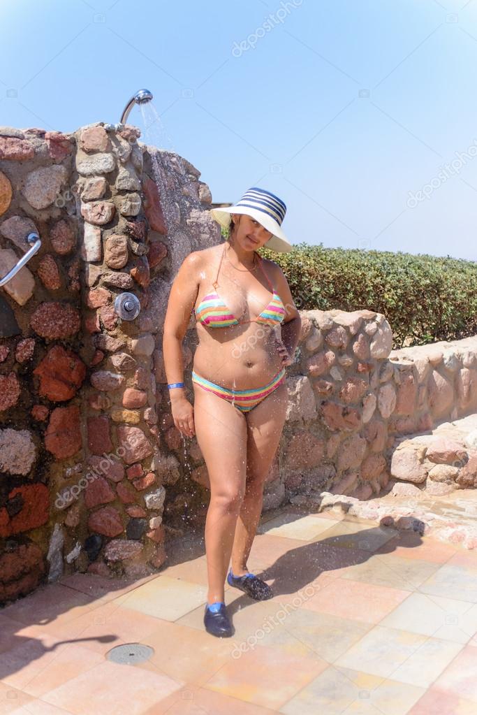 plump women in bikinis