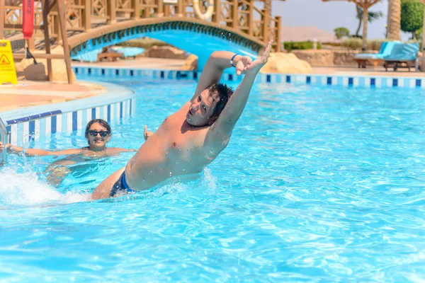 Turista masculino lançando-se em uma piscina — Fotografia de Stock