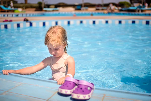 Cute little girl paddling in the kiddies pool — Stok fotoğraf