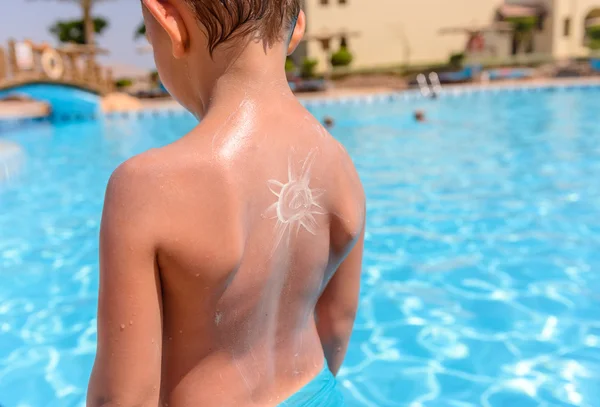 Young boy with a sunscreen sun on his back — 스톡 사진