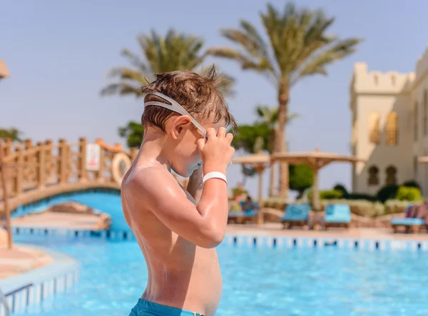 Jonge jongen zijn zwemmen bril te zetten — Stockfoto