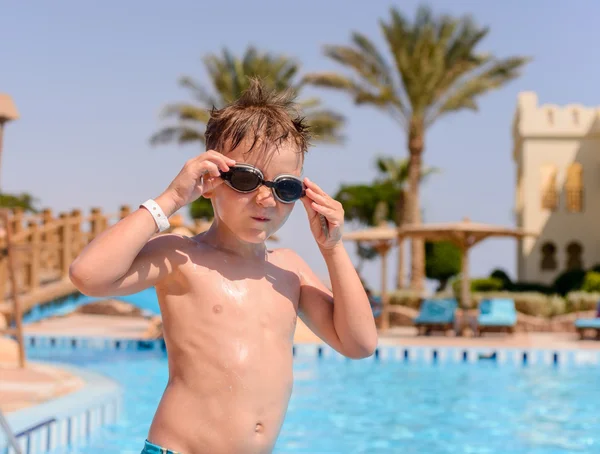 Junge setzt Schwimmbrille auf — Stockfoto