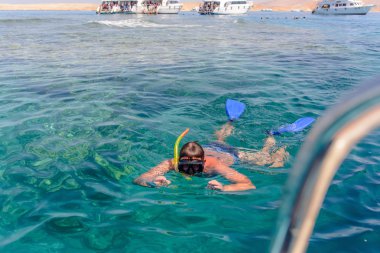 Adam bir tur tekneden dalış