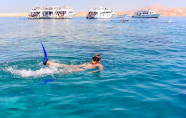 Adam aletli dalış okyanus