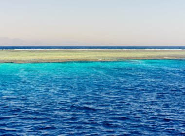 Berrak turkuaz mavi deniz suyu