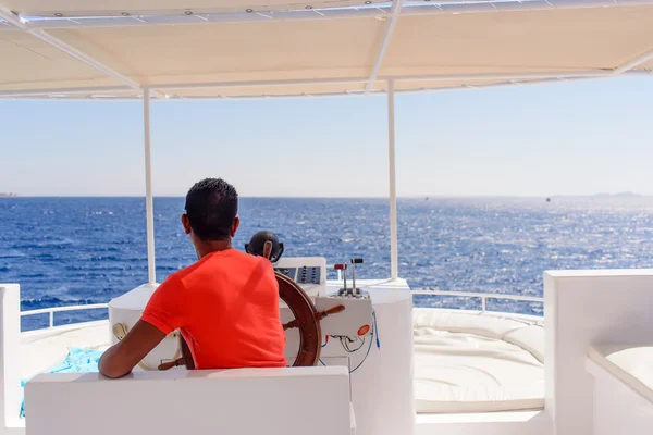 Captain or helmsman on a yacht — Stockfoto