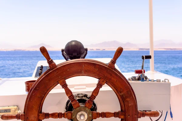 Roda de navios e console de navegação — Fotografia de Stock