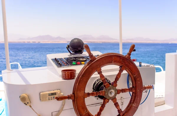 Ships wheel and navigation console — Zdjęcie stockowe