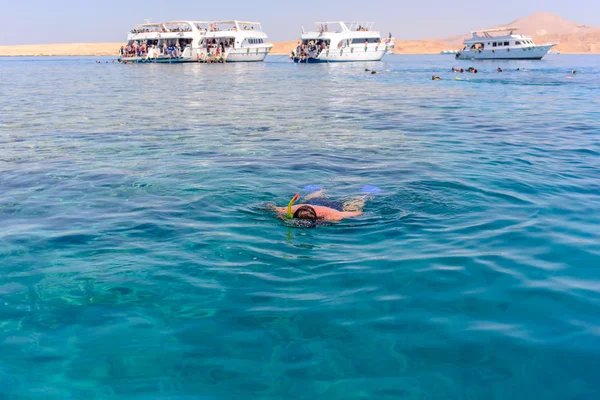 Man uit een boot tour snorkelen — Stockfoto