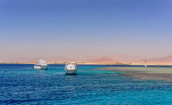 Grupo de navios de turismo e barcos de mergulho — Fotografia de Stock