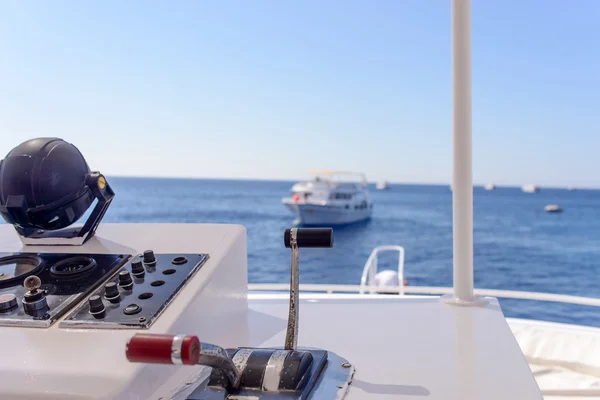Navigationskonsole auf einem Boot vorwärts — Stockfoto
