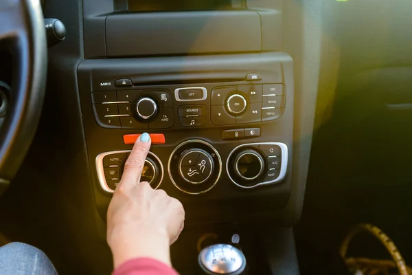 Conductora presionando un botón de peligro rojo — Foto de Stock