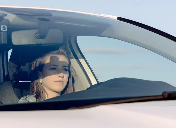 Vrouwelijke stuurprogramma controleren van haar kant spiegel — Stockfoto