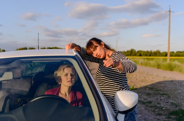 Femme donnant des directions à une conductrice — Photo