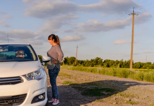 Femme montrant le chemin vers une conductrice — Photo