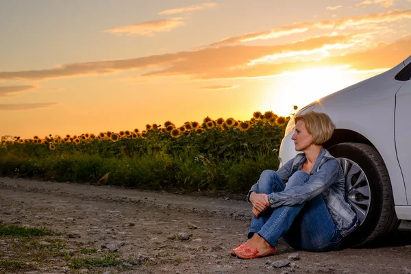 Woman with Car Trouble in Sunflower Field — Stok fotoğraf