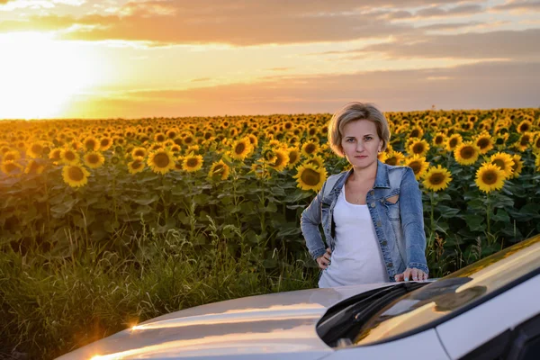 Woman Standing Beside Car in Sunflower Field — Stok fotoğraf